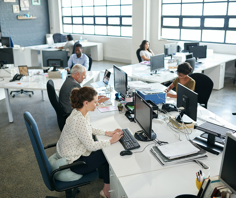 Oficina moderna con sistemas operativos estables — resiliencia informática en PYMEs Redycom.